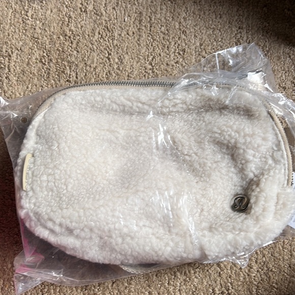 NWT lululemon sherpa belt bag - Picture 7 of 7